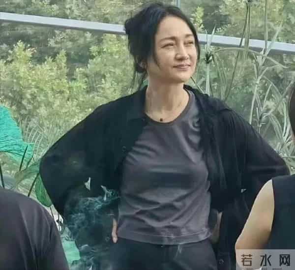 51岁周迅头发花白,一脸老态认不出,强大心态令人叹服!