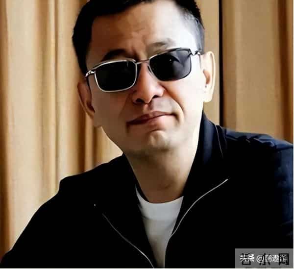 一天两大瓜,向太直播开怼王家卫,一代宗师骨灰被盗,个个离谱