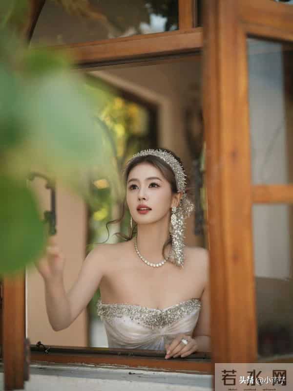 哇塞！白鹿的身材超有料性感迷人瘦而不柴、天使的容颜魔鬼的身材