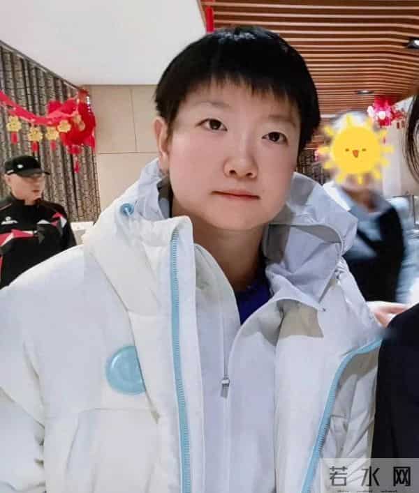 看到了在小杨身边的莎莎，梁靖崑顶着新发型出发了，林高远也出发