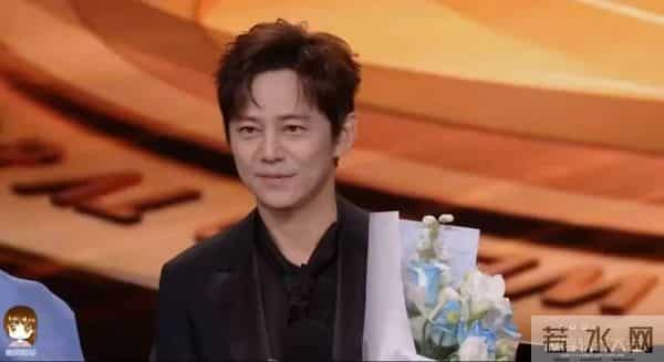 51岁何炅称准备再当三四十年主持人，回应衰老焦虑：谣传，说我又近视又老花，我自信是一个被爱快乐的人