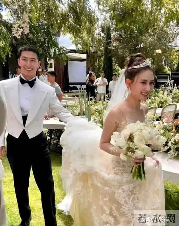 窦骁婚变风波后再现身，面容浮肿眼还小、颜值暴跌，左手仍戴婚戒