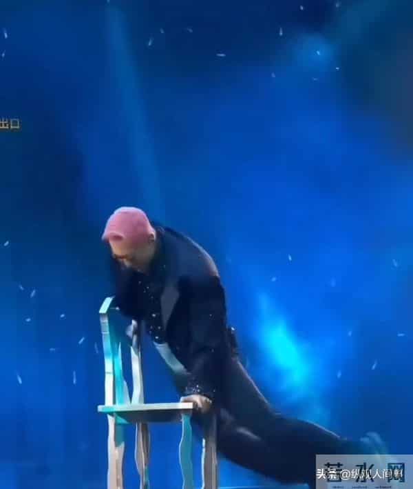 林峯上海演唱会，和张馨月贴脸搂抱亲密，舞台上疯狂顶胯被骂惨