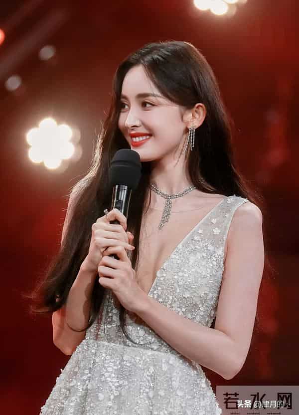 娜扎穿衣太妖娆,胸前开叉到肚脐,最后却学热巴用手紧紧捂住