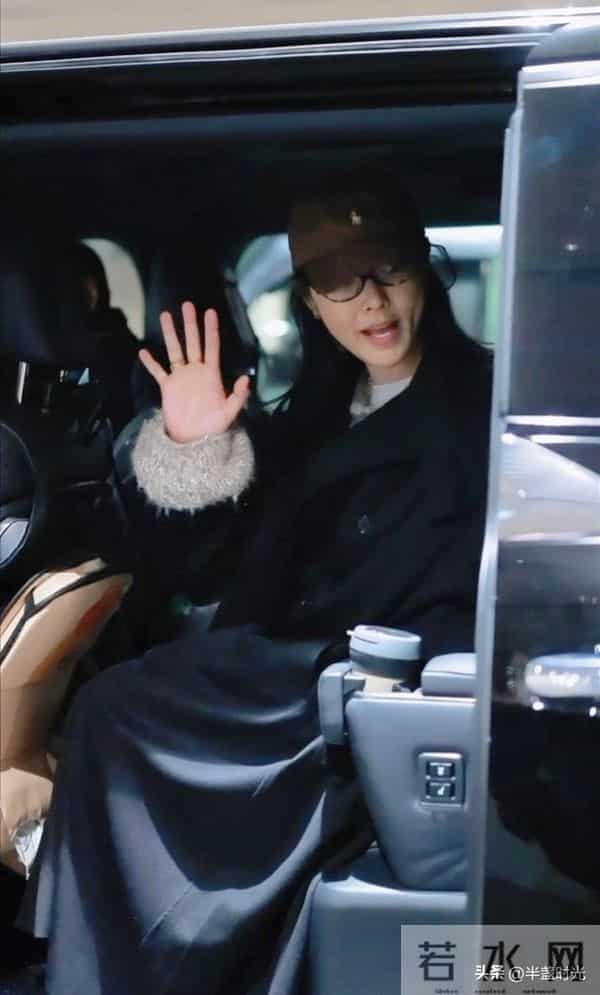 41岁白百何和17岁儿子在机场被偶遇，儿子长得比妈妈高了，像爸爸