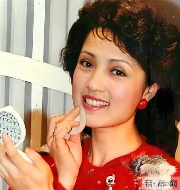 她是 “广东一枝花”，低调嫁揭阳富商育一子，儿媳也是著名主持人