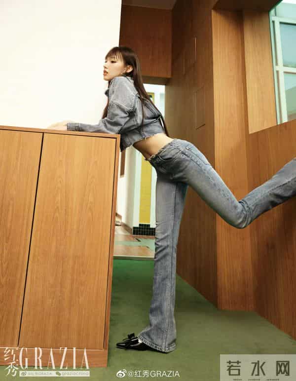 程潇美腿小白袜写真，感觉程潇香香嫩嫩的