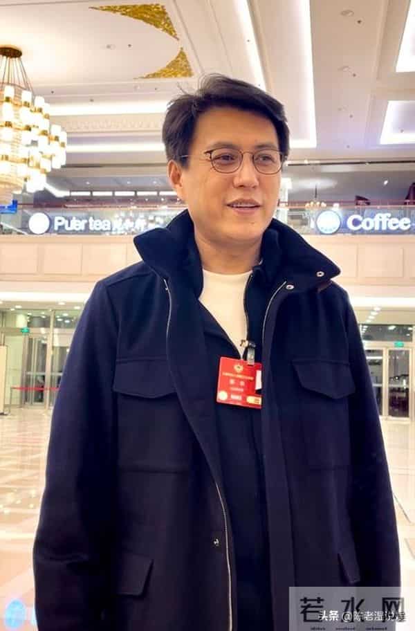 这一次，人民日报点名靳东，七字之差给娱乐圈敲响警钟