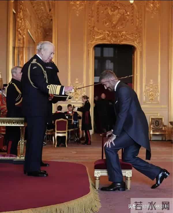 贝克汉姆终封爵！激动到落泪！贝嫂望夫眼抢镜，全家出席缺大儿子