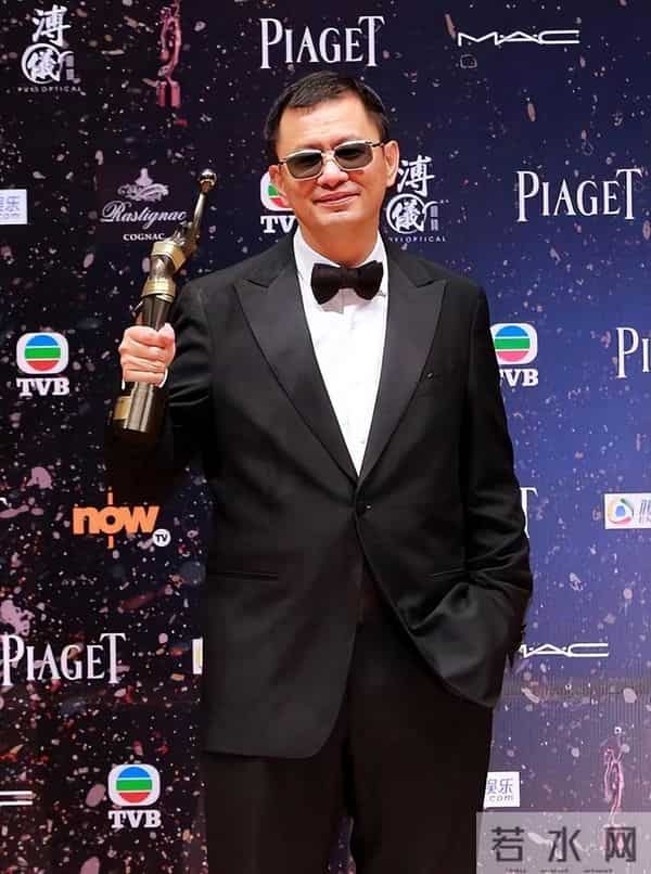 67岁王家卫晚节不保，开金靖黄腔、说唐嫣装，原来王传君真没说错