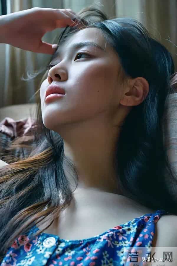 22岁的主持人李瑜,今日居家光脚丫写真,蓝色碎花裙纯欲撩人