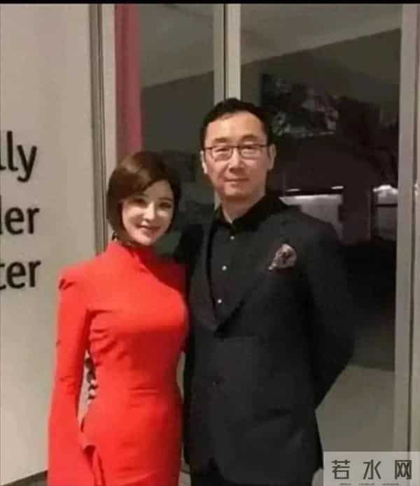 导演陆川与妻子央视播音员蝴蝶，在一起，温暖又温馨，其乐融融