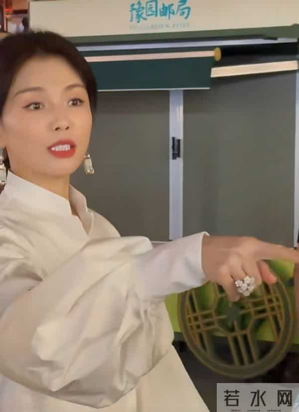 47岁刘涛豫园现身,休闲装配低马尾,气质优雅美得好高级