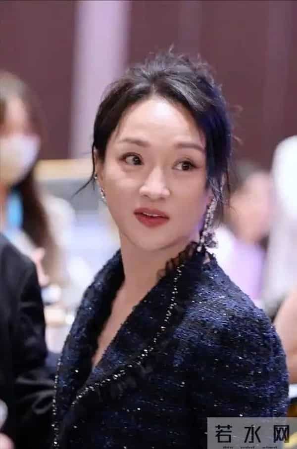 50岁周迅头发花白,瘪嘴模样一脸老态认不出,无儿无女成最大遗憾