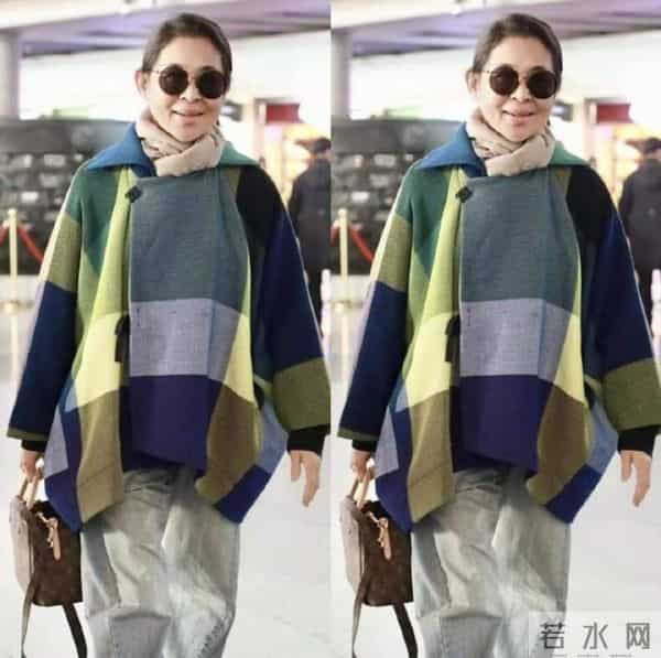 倪萍瘦身后真洋气，穿宽松毛衣+牛仔裤走机场，拿LV包包不像66岁