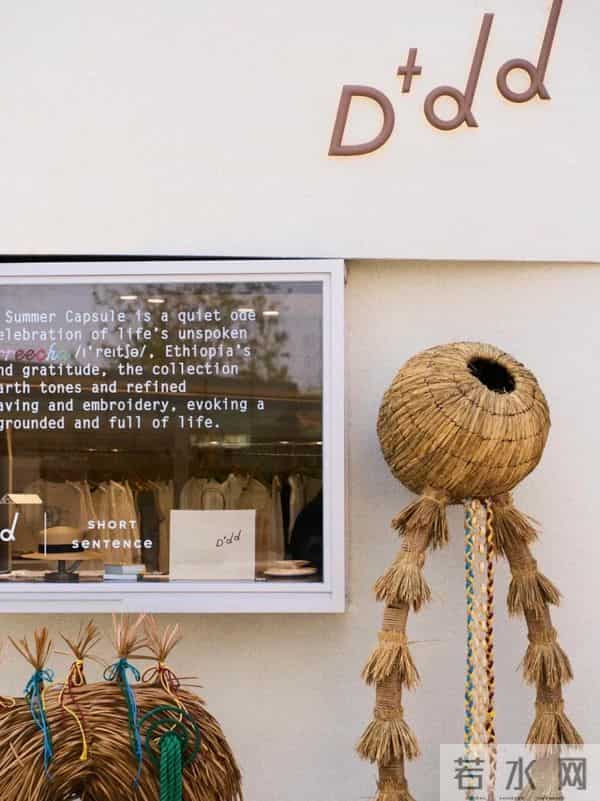 45岁董洁在河北巡店，生图皮肤白皙褶子多，腿短个子矮身材五五分