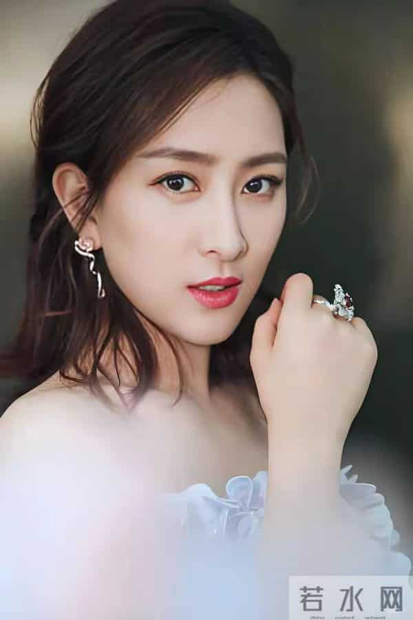 马苏娇艳肤色如玉圆润宛如仙女坠入凡间