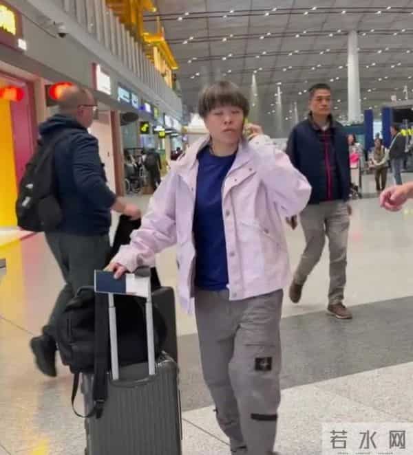 王艺迪短发配粉外套机场出发澳门全运会，利落造型尽显飒爽气场