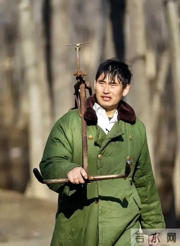 大衣哥朱之文回应热度下降：现在也没人踹门了，不愁吃穿，比以前干建筑打工要强，有公益活动分文不取