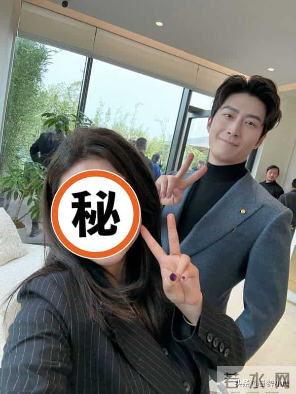 窦骁现身西安参加活动，西装革履，又高又帅，手上婚戒格外亮眼！