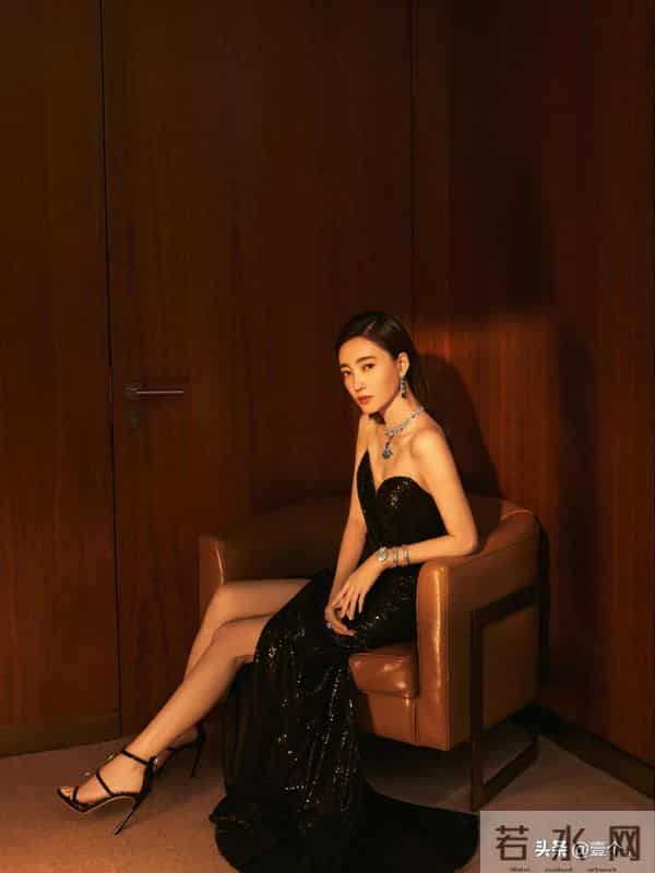 从“素颜出圈”到“风格百变”，王丽坤越来越欲了