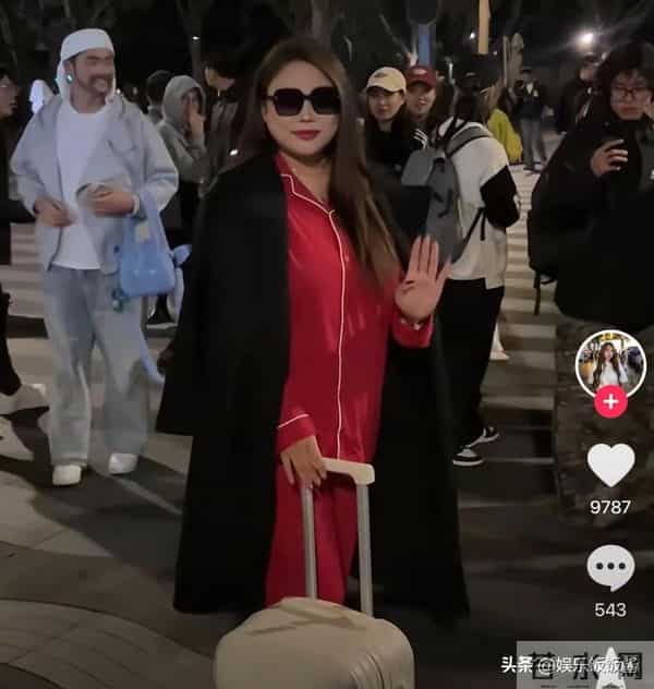 李湘终于要开始减肥了？深夜晒年轻时美照，眉眼神似刘亦菲