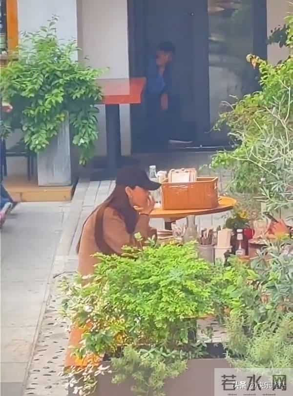 baby在上海路边摊吃饭 吃到忘情还舔手指 用手擦嘴擦脸 毫无星味