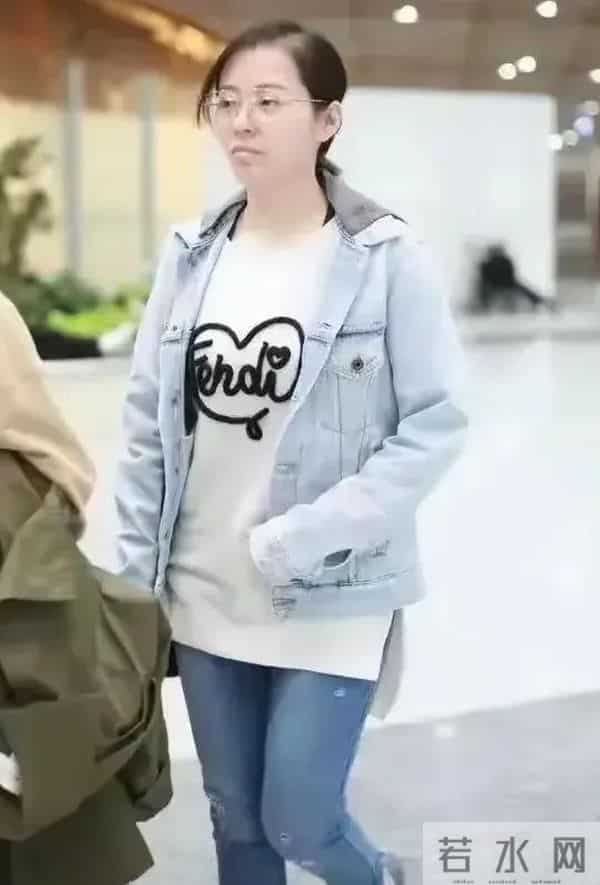 张靓颖素颜亮相机场被偶遇,网友-和普通人差不多 舞台上妆化太狠