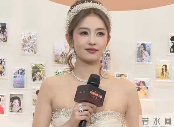 白鹿内场第二套洋气多了，她不适合做加法配饰太满了大发箍很显土