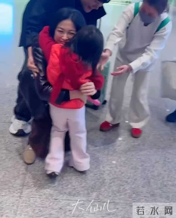 朱珠被4岁女儿扑倒,瘫坐地上笑得见牙不见眼,3名助理才扶起来。