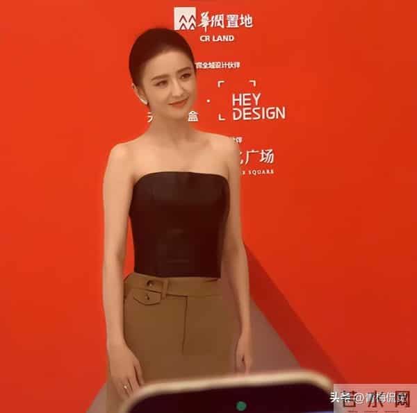 佟丽娅深圳扫购黄金!头发稀少假发明显,满胳膊黄金手串太吸睛