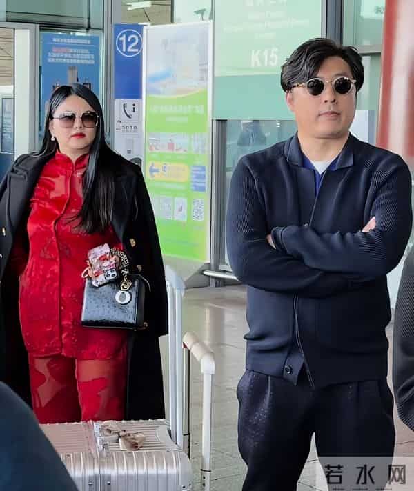 王岳伦一家三口同框，李湘瘦了，被问及模仿热潮，本人笑而不语