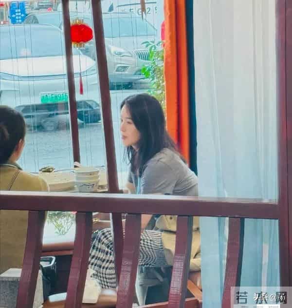 48岁左小青乌镇餐馆被偶遇,打扮朴素化淡妆,状态看上去像30岁!
