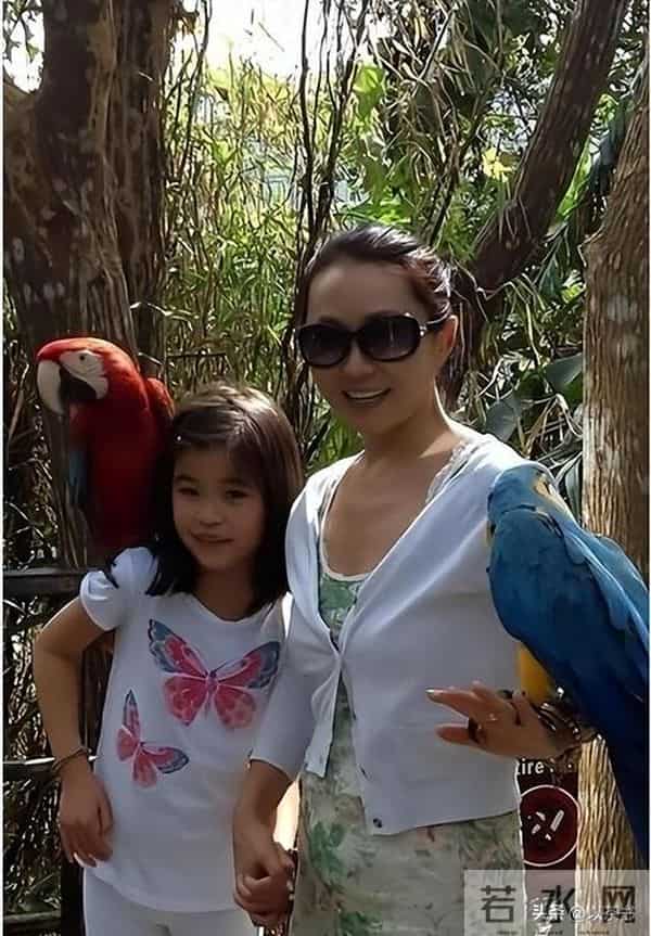 她曾火遍全国，巅峰时与台湾音乐家隐居，如今58岁未婚与养女相伴