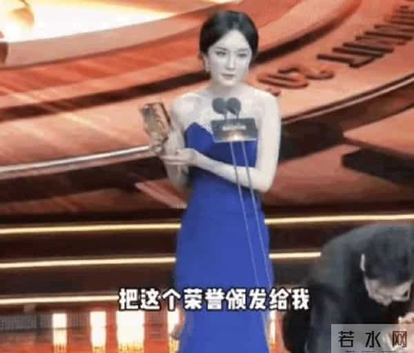 黄晓明状态有点不大对劲,跟杨幂上台领奖,一个行为引起争议