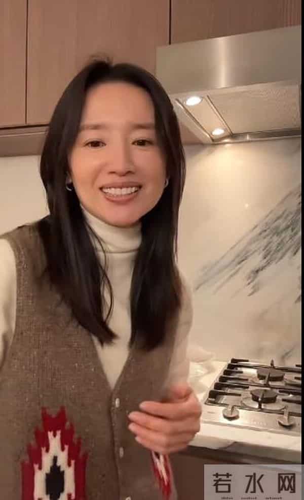 45岁董洁在河北巡店，生图皮肤白皙褶子多，腿短个子矮身材五五分