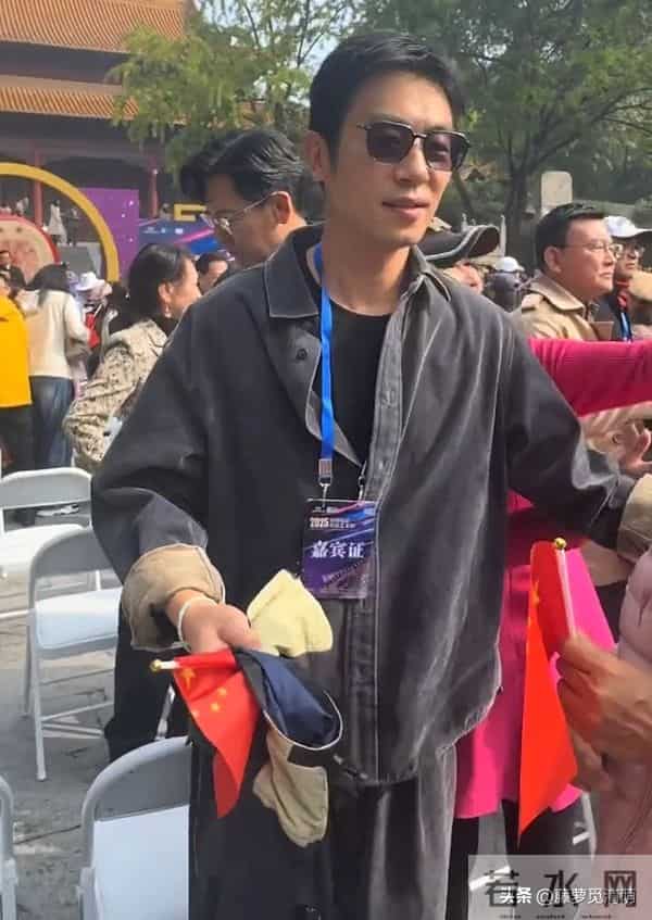 41岁朱亚文在南京被偶遇，他和粉丝拍照好亲切，打扮朴素却好帅气