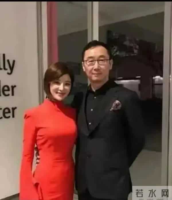 导演陆川与妻子央视播音员蝴蝶，在一起，温暖又温馨，其乐融融