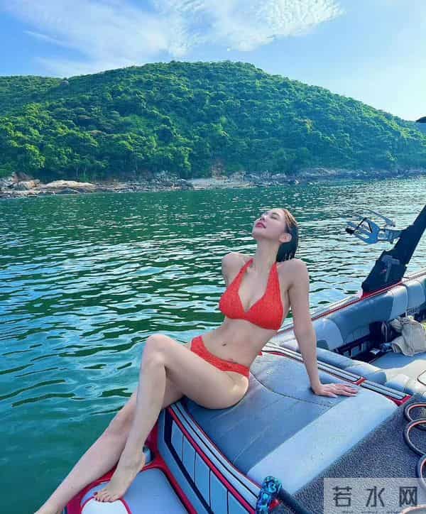 克拉拉穿红泳装太好看了，雪肤配红装，长腿搭着浪，明艳又自然