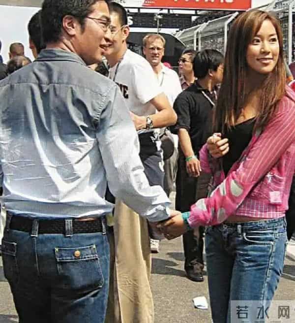 她14岁就长得“倾国倾城”,被富豪花7亿娶回家,8年生下4个娃