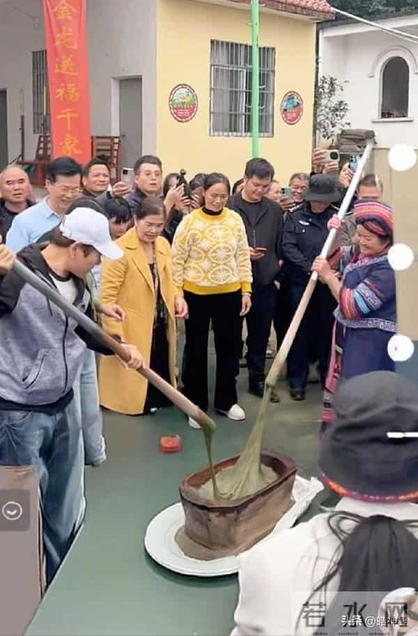 赵传老家探亲,网友:这一家太像了