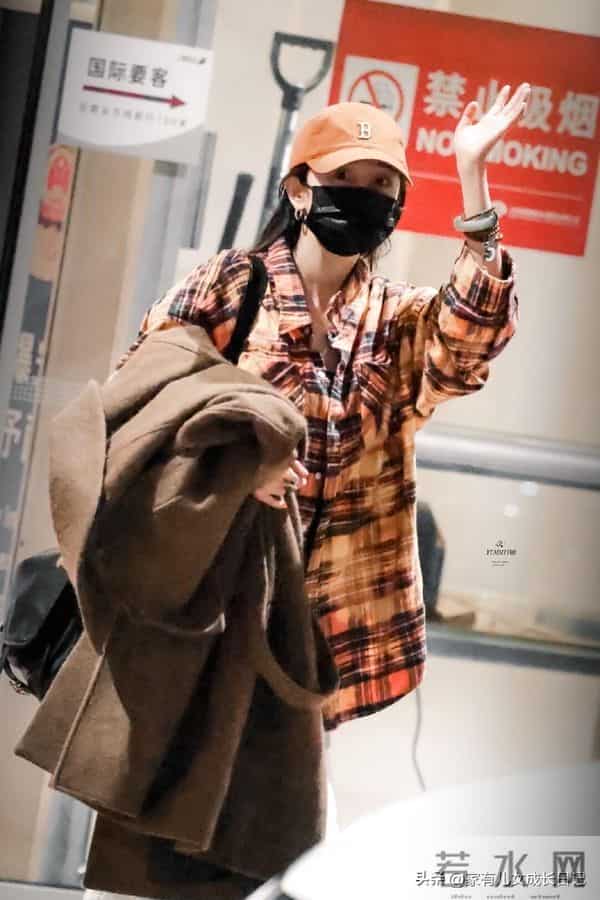 杨幂把大衣穿明白了 酷飒慵懒全拿捏 普通人这么搭 出街也能有明星范
