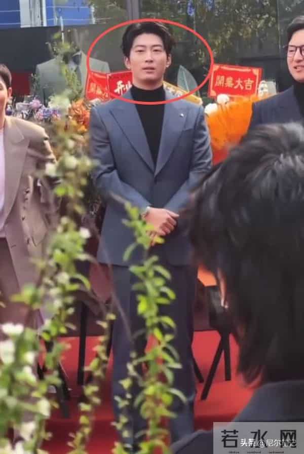 窦骁婚变风波后再现身，面容浮肿眼还小、颜值暴跌，左手仍戴婚戒