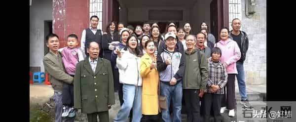 台湾歌手赵传回广西天等探亲了,看到家族大合照