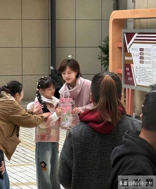 孙俪无锡拍戏被偶遇，身穿毛呢大衣新发型好洋气，本人又瘦又美！