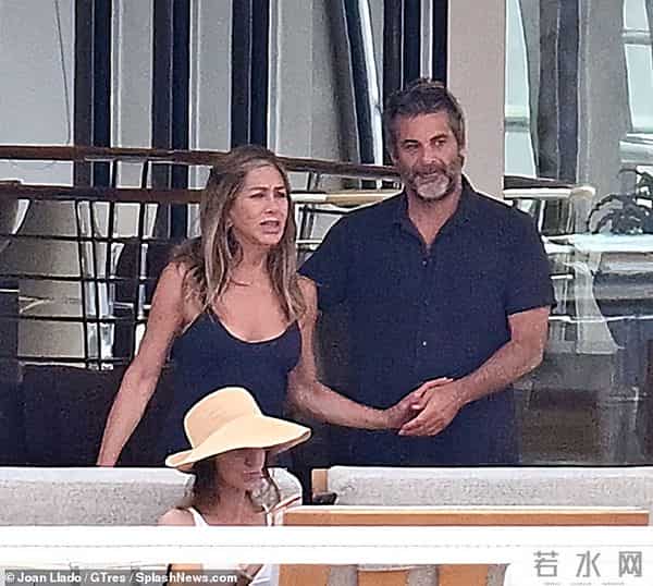 詹妮弗·安妮斯顿公开恋情:56岁的她与爱情导师甜蜜相拥