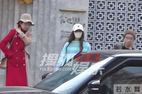 李小冉会友吃火锅 穿针织衫牛仔裤松弛感拉满