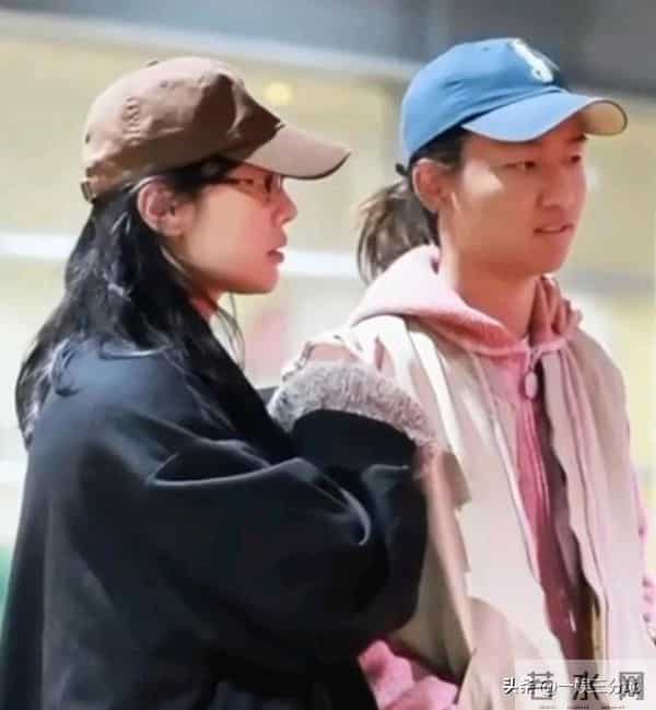 白百何一家回国,大儿子又黑又老,小儿子长相曝光眼小脸大不像她