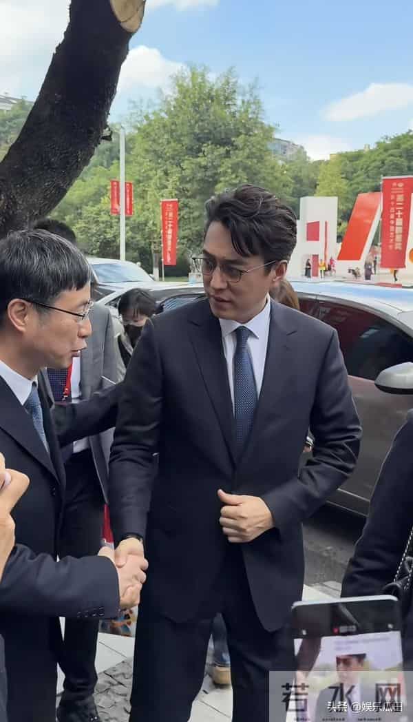 网友重庆偶遇靳东 着西装很绅士 本人大长腿 超帅气 连眼角褶子都迷人