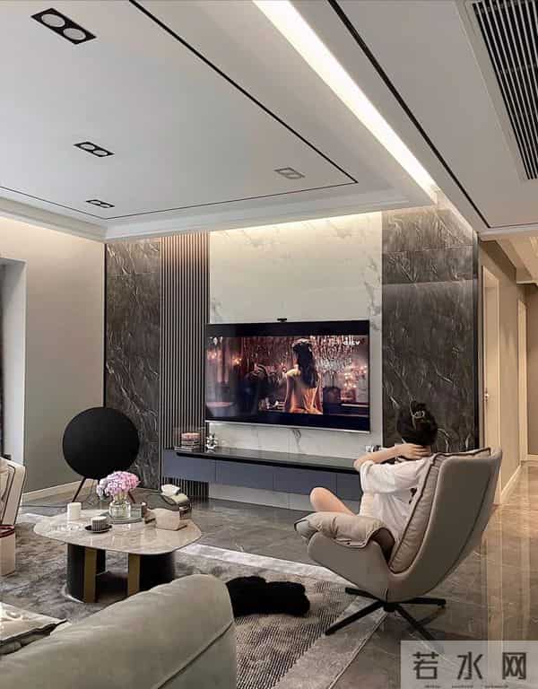 53岁杨钰莹晒出独居生活：一个人，养花种菜，与狗相伴，好自在！